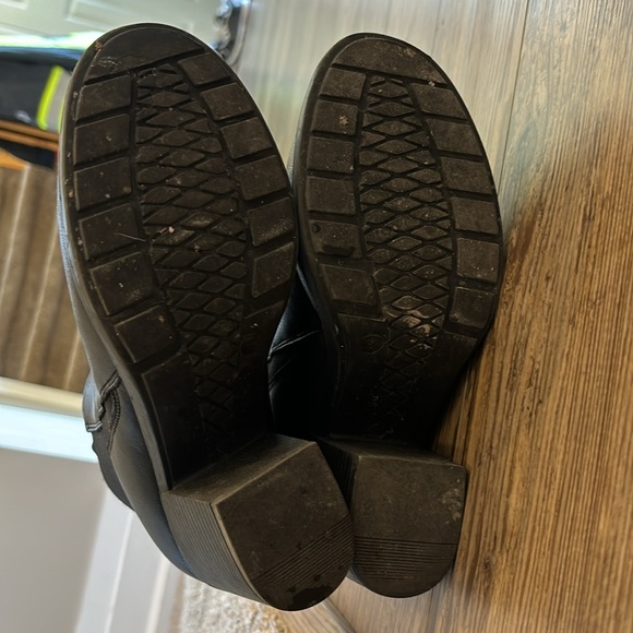 Softmoc Faux Leather Block Heel Booties - Picture 4 of 9